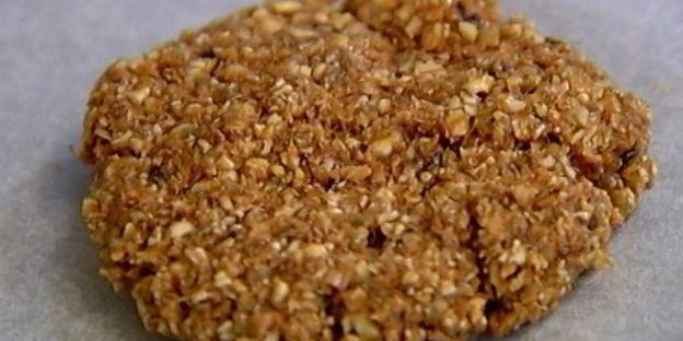 галеты из отрубей с фисташками и малиновым сиропом