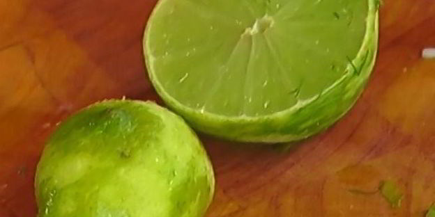 галеты из отрубей с фисташками и малиновым сиропом