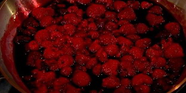 галеты из отрубей с фисташками и малиновым сиропом