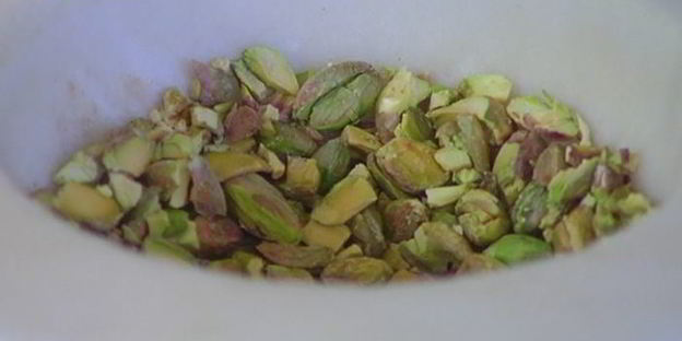 галеты из отрубей с фисташками и малиновым сиропом