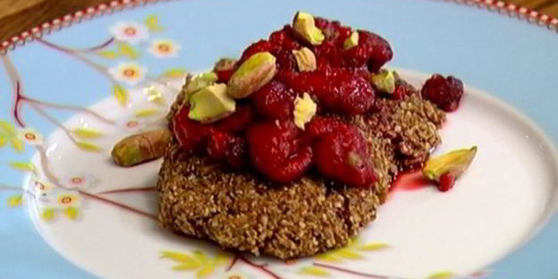 галеты из отрубей с фисташками и малиновым сиропом