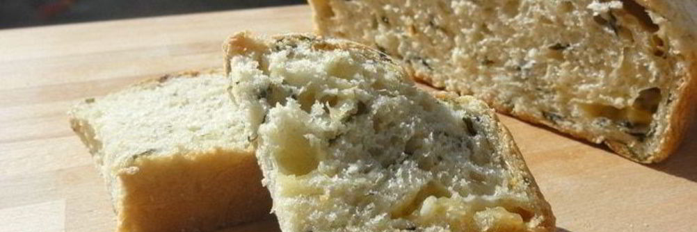 Хлеб домашний со шпинатом, луком и сыром