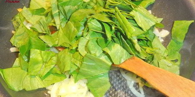 хлеб домашний со шпинатом, луком и сыром