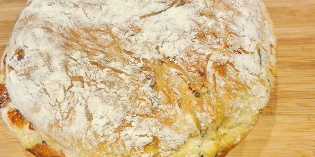 хлеб домашний со шпинатом, луком и сыром