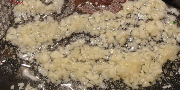 хлеб домашний со шпинатом, луком и сыром