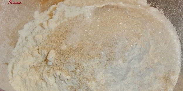 хлеб домашний со шпинатом, луком и сыром