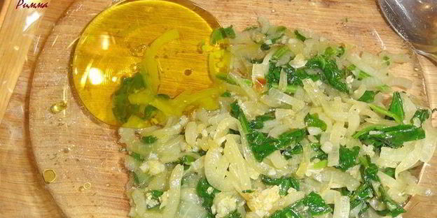 хлеб домашний со шпинатом, луком и сыром