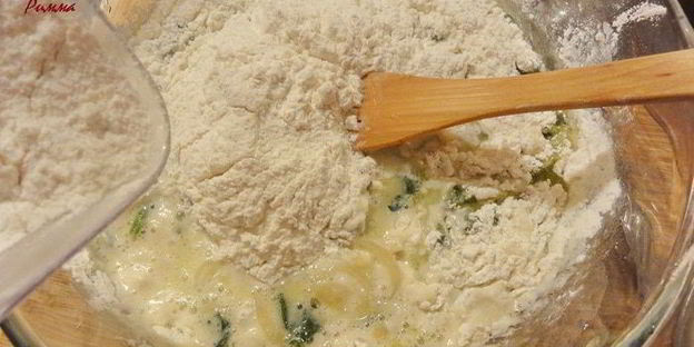 хлеб домашний со шпинатом, луком и сыром