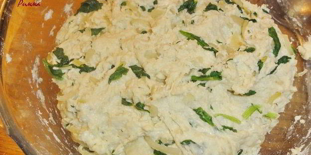 хлеб домашний со шпинатом, луком и сыром