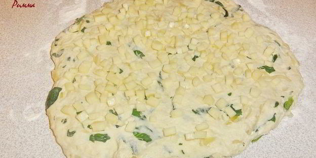 хлеб домашний со шпинатом, луком и сыром