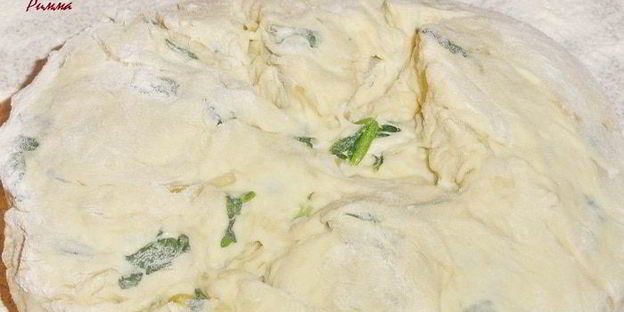 хлеб домашний со шпинатом, луком и сыром