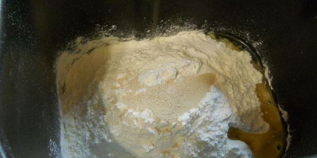 хлеб на рассоле с сыром и чесноком в хлебопечке