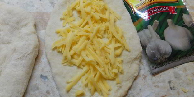 хлеб на рассоле с сыром и чесноком в хлебопечке