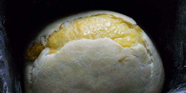 хлеб на рассоле с сыром и чесноком в хлебопечке