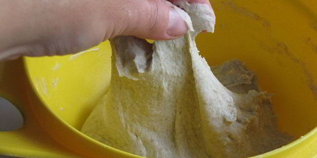 хрустящий хлеб с оливково-базиликовой топенадой