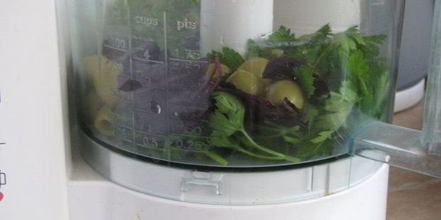 хрустящий хлеб с оливково-базиликовой топенадой