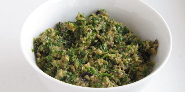 хрустящий хлеб с оливково-базиликовой топенадой