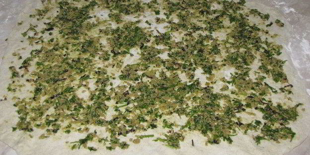 хрустящий хлеб с оливково-базиликовой топенадой