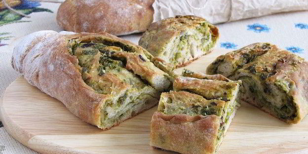 хрустящий хлеб с оливково-базиликовой топенадой