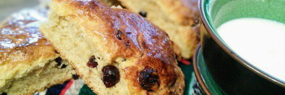 Сконы с белым шоколадом и вяленой вишней