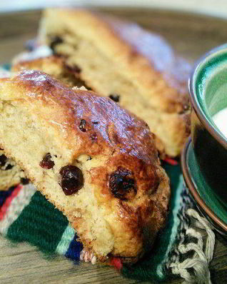 Сконы с белым шоколадом и вяленой вишней