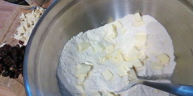 сконы с белым шоколадом и вяленой вишней