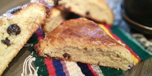 сконы с белым шоколадом и вяленой вишней