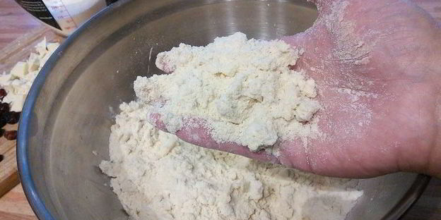 сконы с белым шоколадом и вяленой вишней