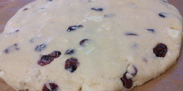 сконы с белым шоколадом и вяленой вишней