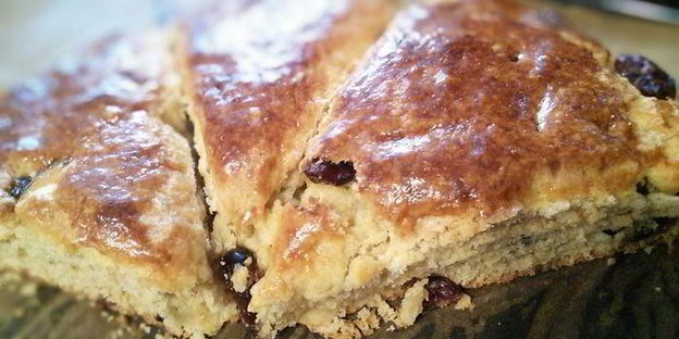 сконы с белым шоколадом и вяленой вишней