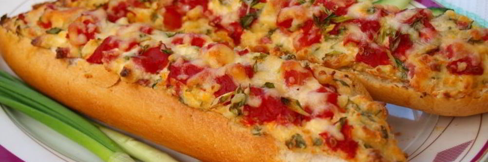 Запеченный багет с колбасой и помидорами