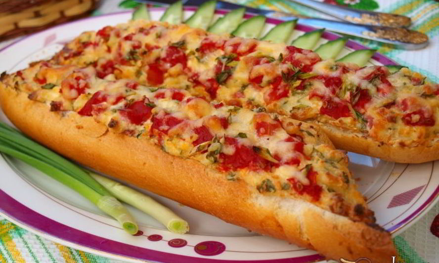 Рецепт запеченного багета с колбасой и помидорами