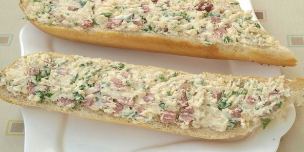 запеченный багет с колбасой и помидорами