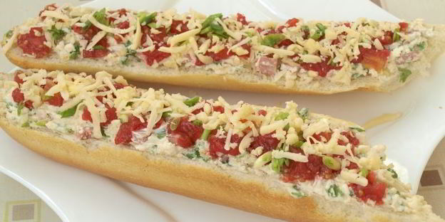 запеченный багет с колбасой и помидорами