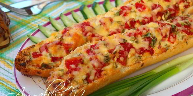 запеченный багет с колбасой и помидорами