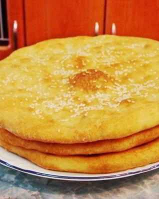 Домашняя дрожжевая лепешка кунжутная