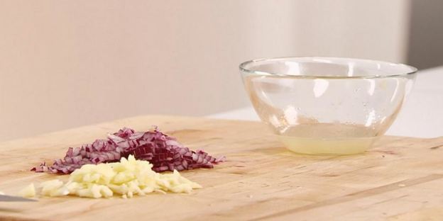 дзадзыки с горячими лепешками