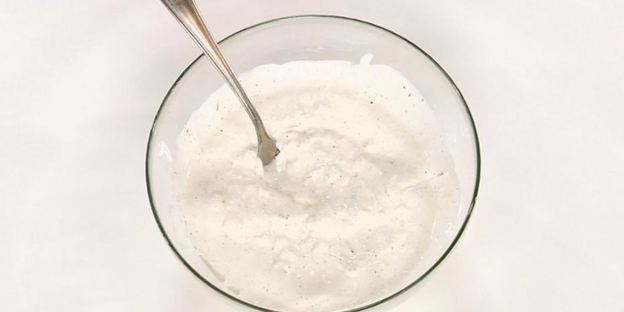 дзадзыки с горячими лепешками