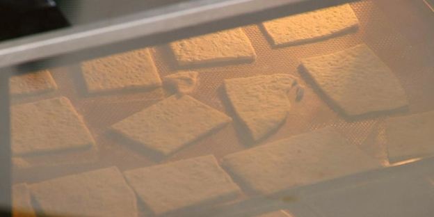 дзадзыки с горячими лепешками