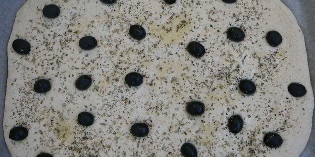фокачча из муки двух сортов с маслинами и травами