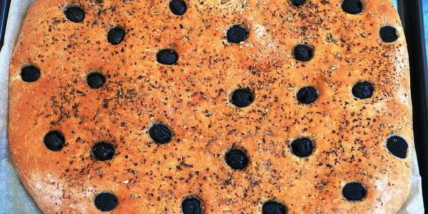 фокачча из муки двух сортов с маслинами и травами