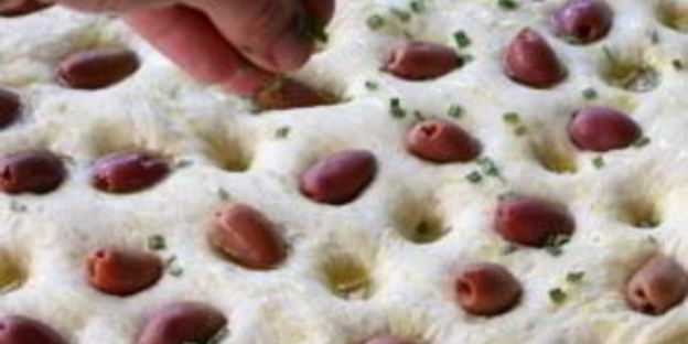 фокачча с маслинами и розмарином