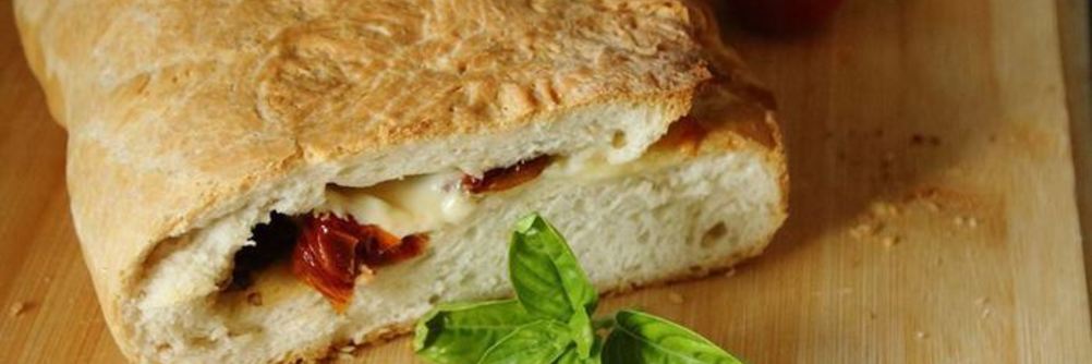 Фокачча с моцареллой, базиликом и вялеными помидорами