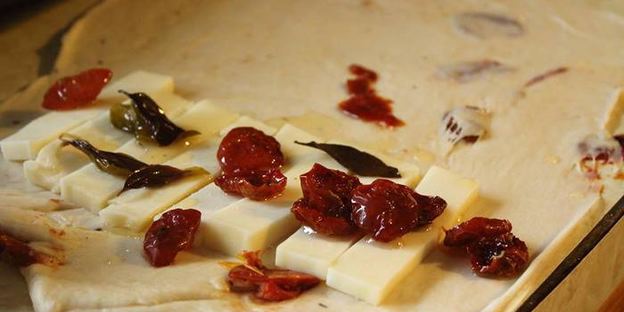 фокачча с моцареллой, базиликом и вялеными помидорами