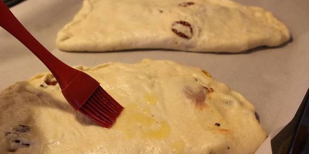 фокачча с моцареллой, базиликом и вялеными помидорами