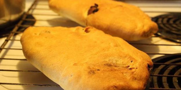 фокачча с моцареллой, базиликом и вялеными помидорами