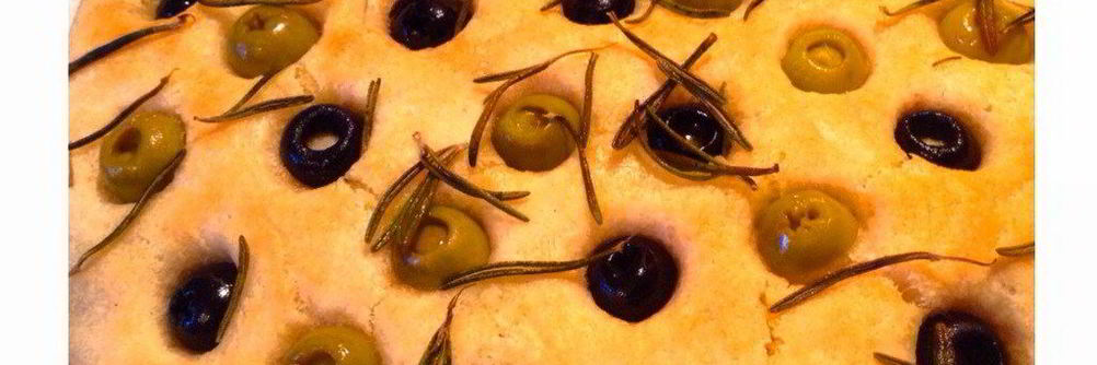 Фокачча с оливками и розмарином