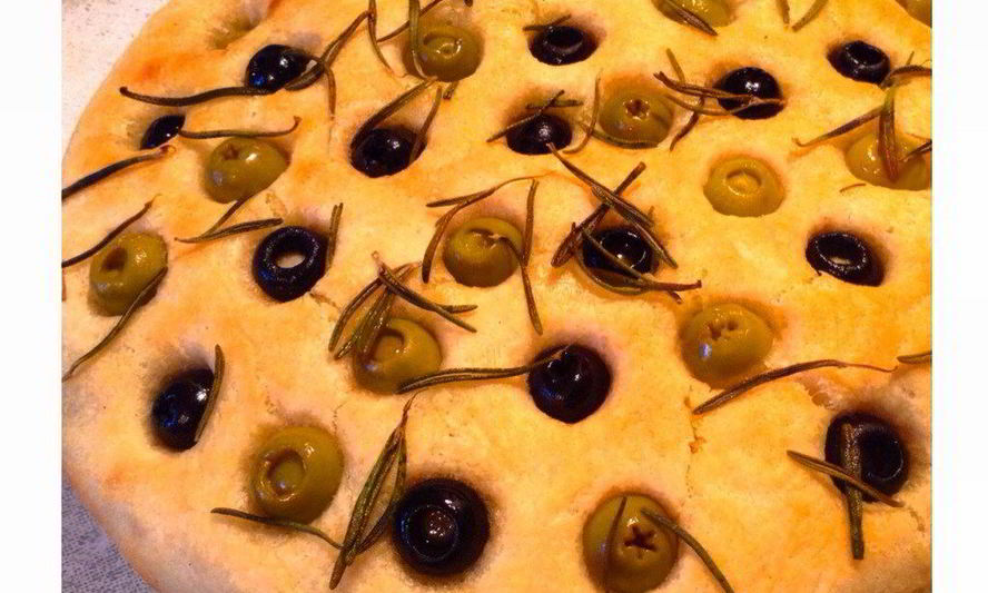 Рецепт фокаччи с оливками и розмарином