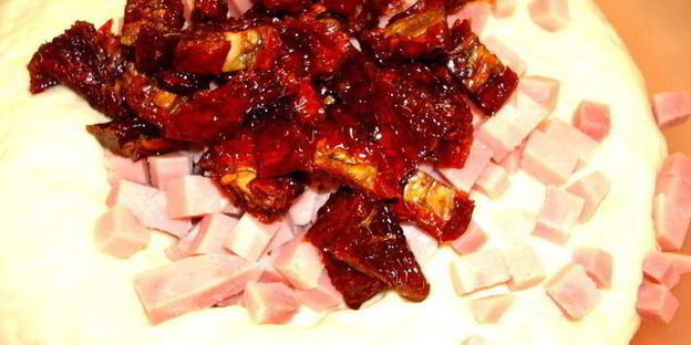 фокачча с ветчиной и вялеными помидорами италия