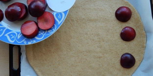 фокачча со сливами